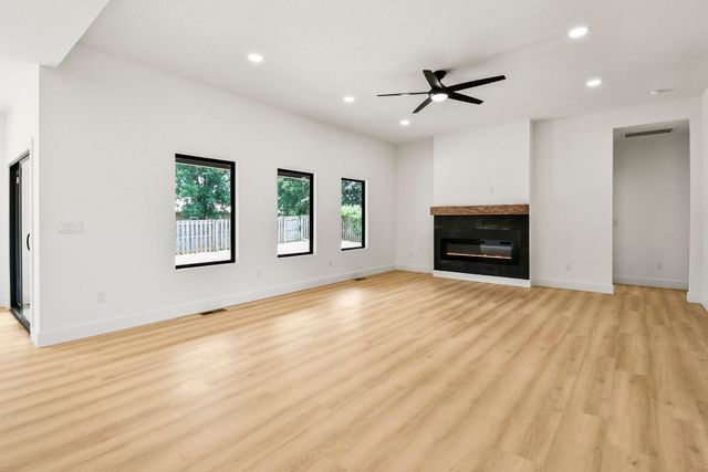 306 Park Cir, Sparta, MO 65753
