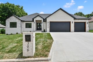306 Park Cir, Sparta, MO 65753