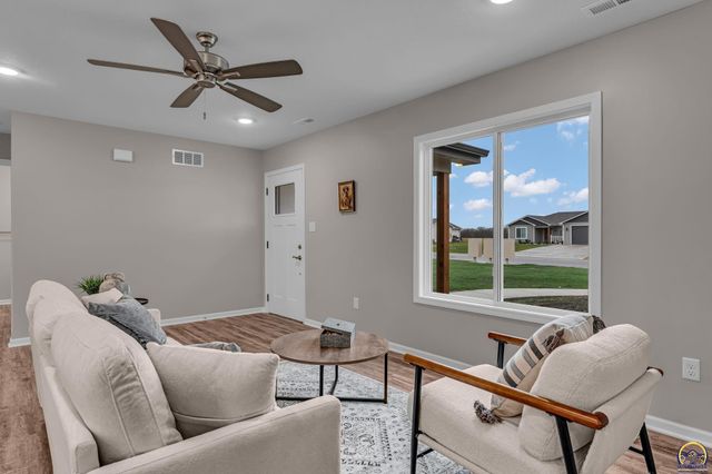724 Teresa Ct, Carbondale, KS 66414