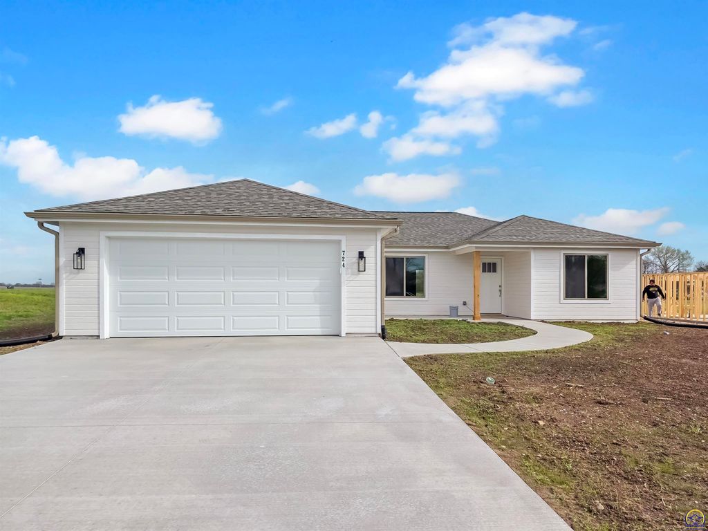 724 Teresa Ct, Carbondale, KS 66414