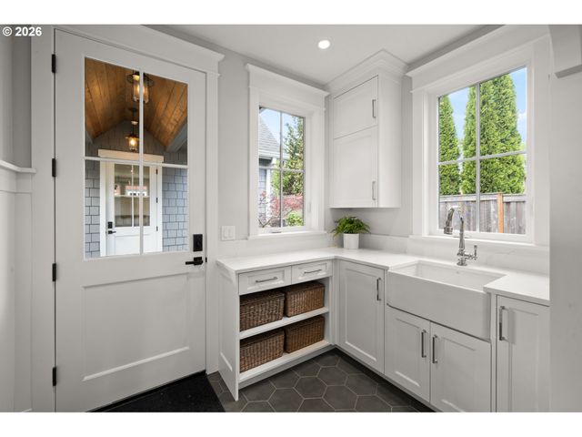 804 4TH St, Lake Oswego, OR 97034