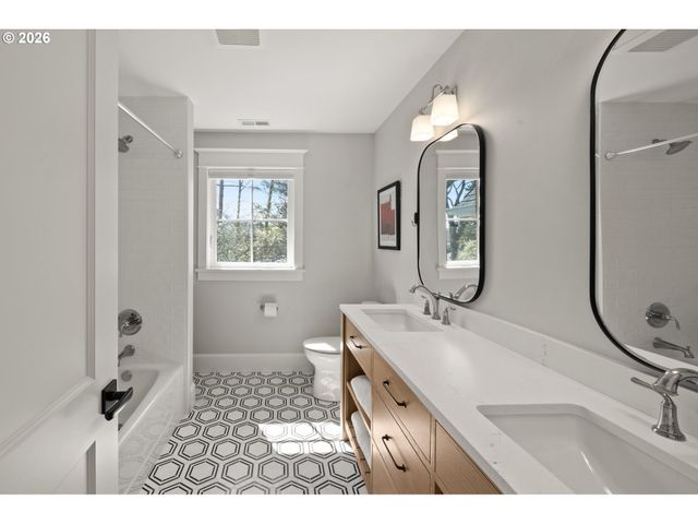 804 4TH St, Lake Oswego, OR 97034