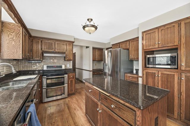 406 Crescent LANE, Thiensville, WI 53092
