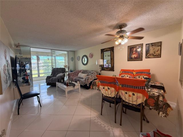 9041 Sunrise Lakes Boulevard 207, Sunrise, FL 33322