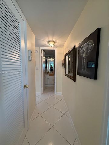 9041 Sunrise Lakes Boulevard 207, Sunrise, FL 33322
