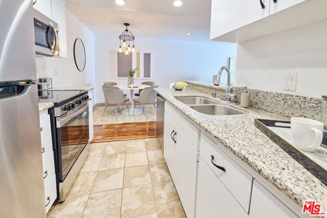 8530 Holloway Drive 303, West Hollywood, CA 90069