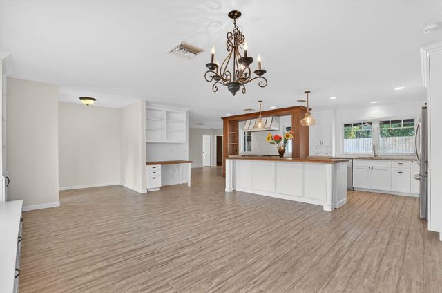 28 Hickory Hill Road, Tequesta, FL 33469