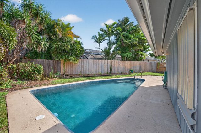 28 Hickory Hill Road, Tequesta, FL 33469