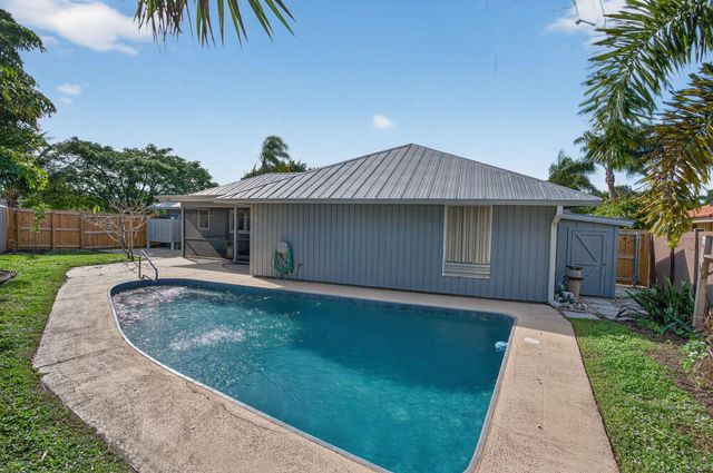 28 Hickory Hill Road, Tequesta, FL 33469