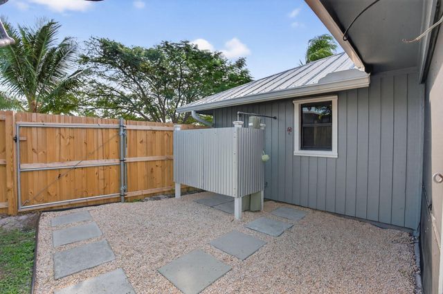 28 Hickory Hill Road, Tequesta, FL 33469