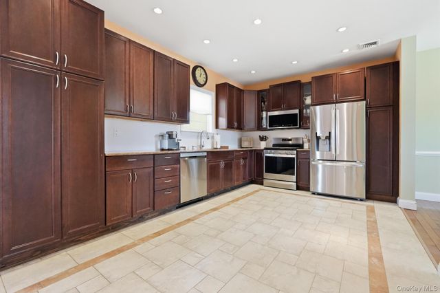 5 Butler Street, West Islip, NY 11795