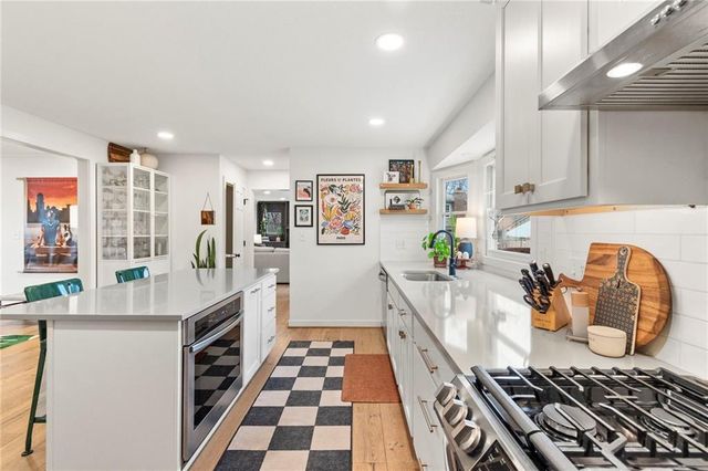 12806 Pembroke Circle, Leawood, KS 66209