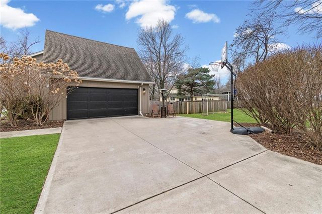 12806 Pembroke Circle, Leawood, KS 66209