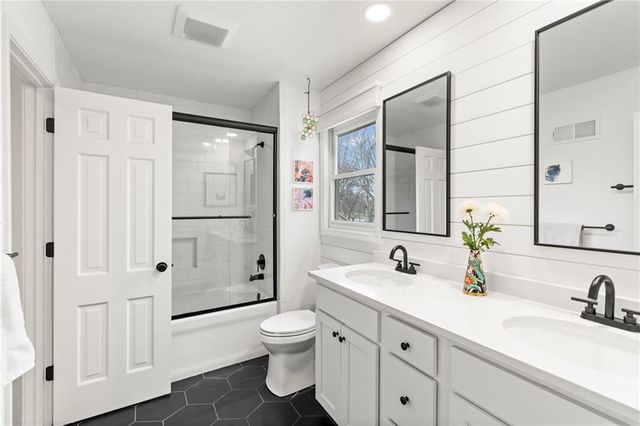 12806 Pembroke Circle, Leawood, KS 66209