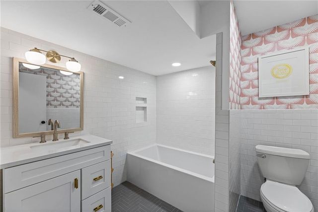 12806 Pembroke Circle, Leawood, KS 66209