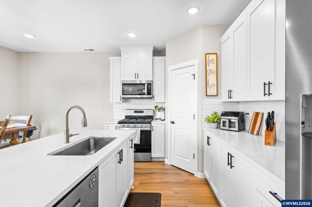 4882 Flight Av NE, Salem, OR 97305