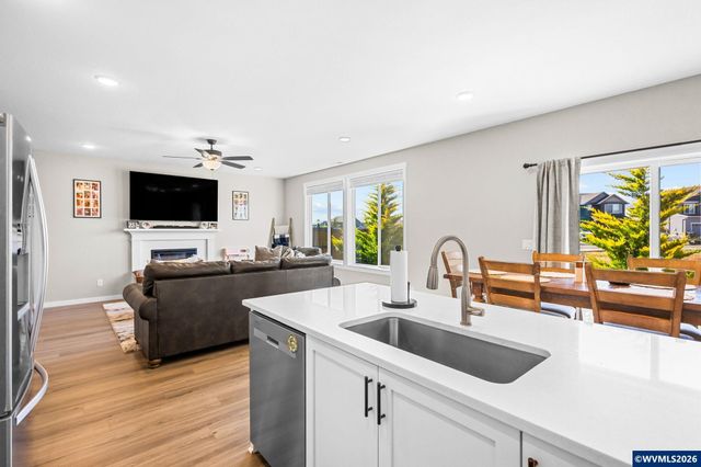 4882 Flight Av NE, Salem, OR 97305