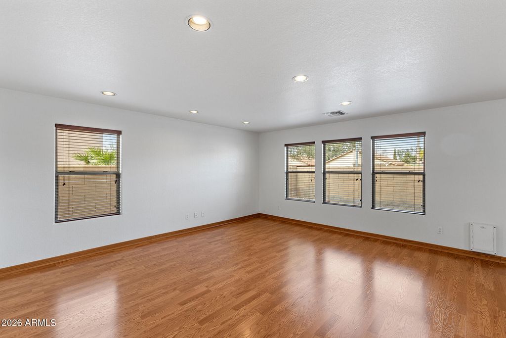 Image 14 of property listing at 6430 W BARBARA Avenue, Glendale, AZ 85302