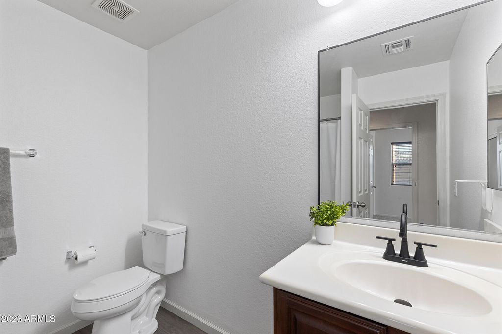 Image 37 of property listing at 6430 W BARBARA Avenue, Glendale, AZ 85302