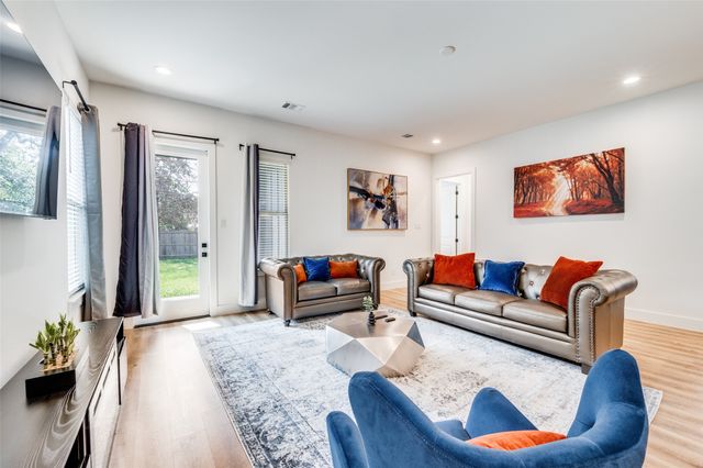 2130 Roanoke Avenue, Dallas, TX 75235