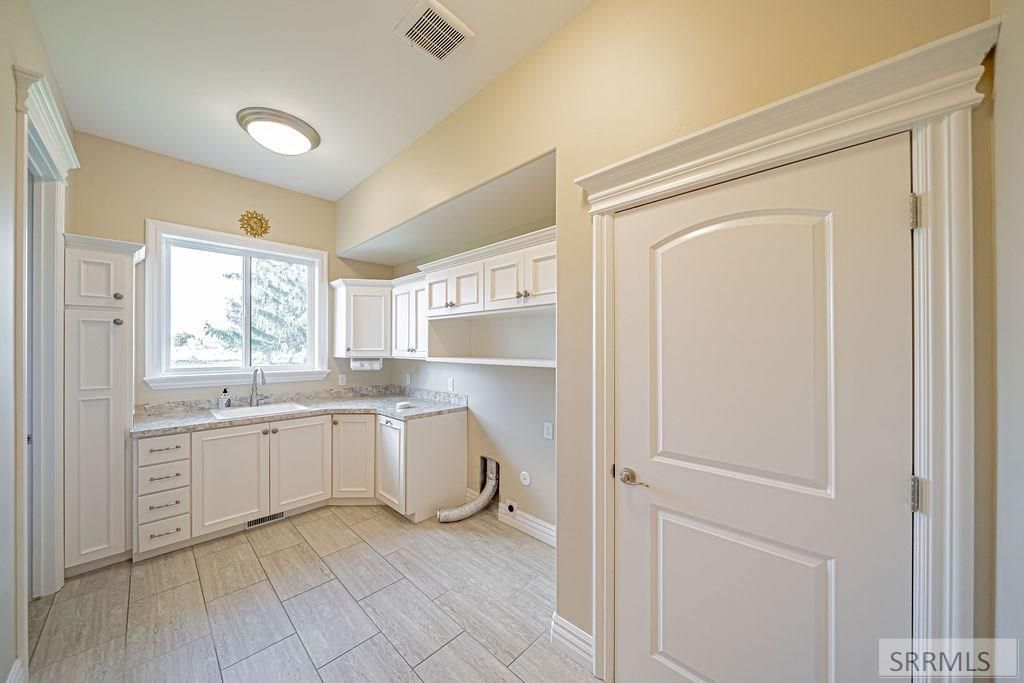 Image 14 of property listing at 899 N Von Elm Drive, Blackfoot, ID 83221