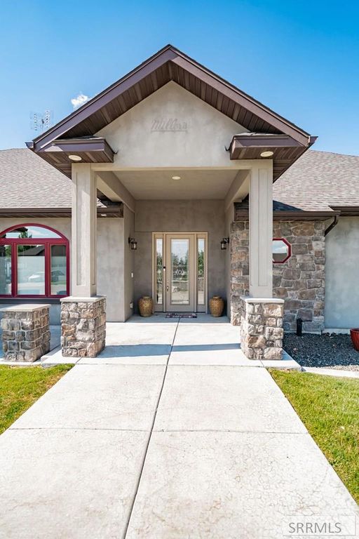 Image 2 of property listing at 899 N Von Elm Drive, Blackfoot, ID 83221