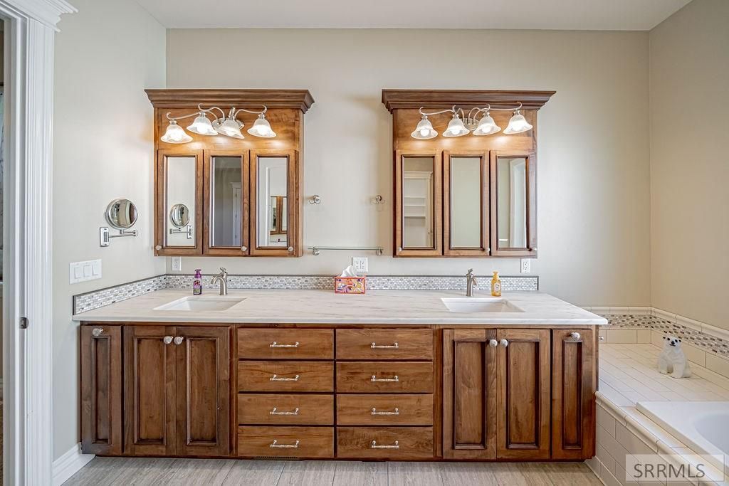 Image 27 of property listing at 899 N Von Elm Drive, Blackfoot, ID 83221