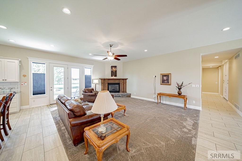 Image 5 of property listing at 899 N Von Elm Drive, Blackfoot, ID 83221