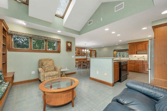 284 Hawthorne Street, Manchester, NH 03104