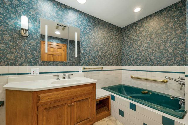 284 Hawthorne Street, Manchester, NH 03104