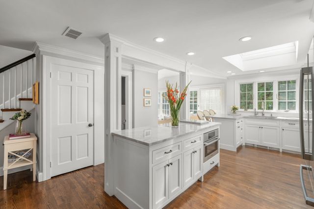 4 Woodlawn Oval, Wellesley, MA 02481