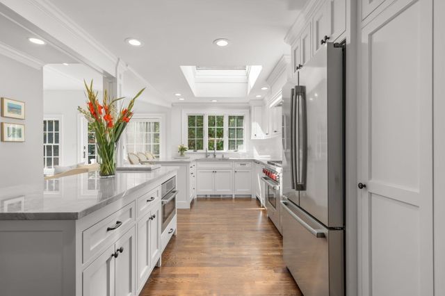 4 Woodlawn Oval, Wellesley, MA 02481