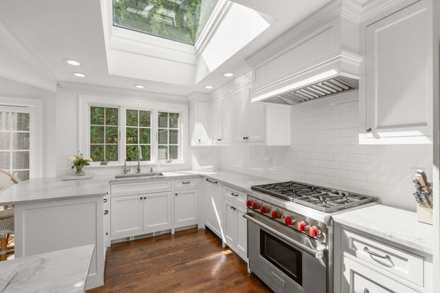 4 Woodlawn Oval, Wellesley, MA 02481