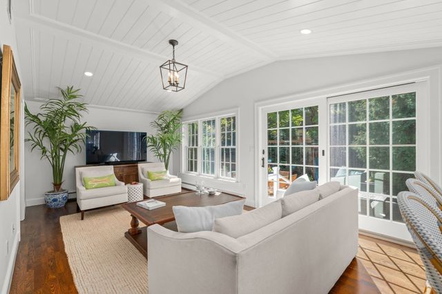 4 Woodlawn Oval, Wellesley, MA 02481