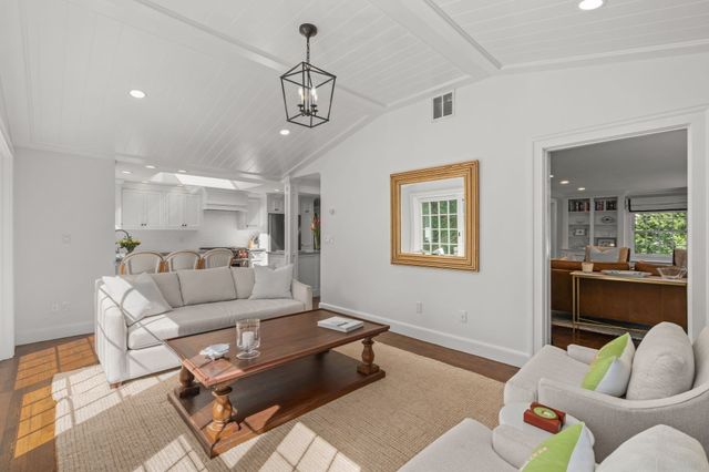 4 Woodlawn Oval, Wellesley, MA 02481