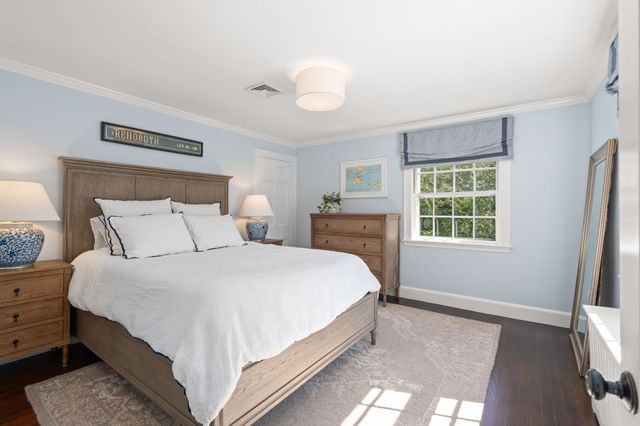 4 Woodlawn Oval, Wellesley, MA 02481