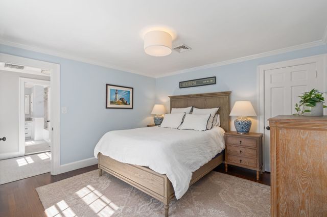 4 Woodlawn Oval, Wellesley, MA 02481