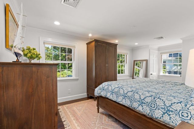 4 Woodlawn Oval, Wellesley, MA 02481