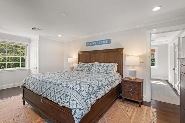 4 Woodlawn Oval, Wellesley, MA 02481