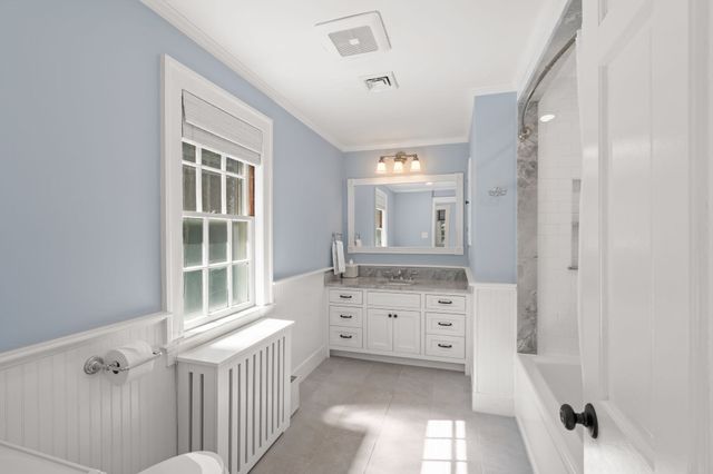 4 Woodlawn Oval, Wellesley, MA 02481