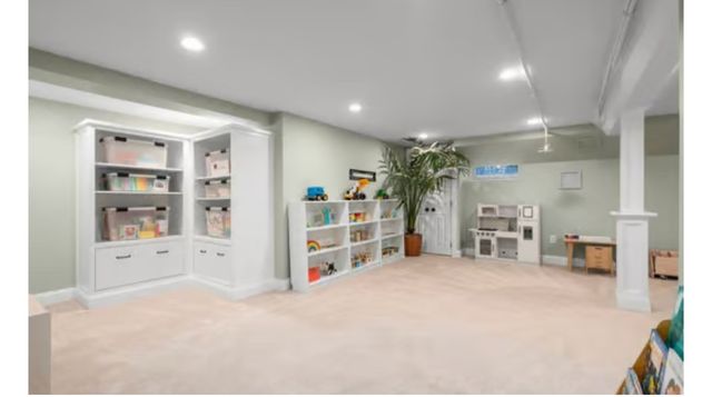 4 Woodlawn Oval, Wellesley, MA 02481