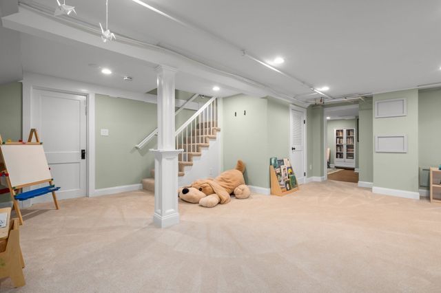 4 Woodlawn Oval, Wellesley, MA 02481