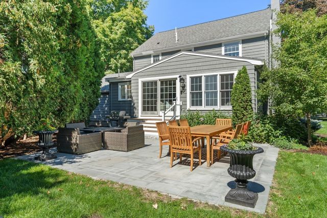 4 Woodlawn Oval, Wellesley, MA 02481