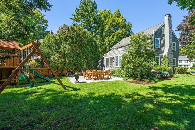 4 Woodlawn Oval, Wellesley, MA 02481