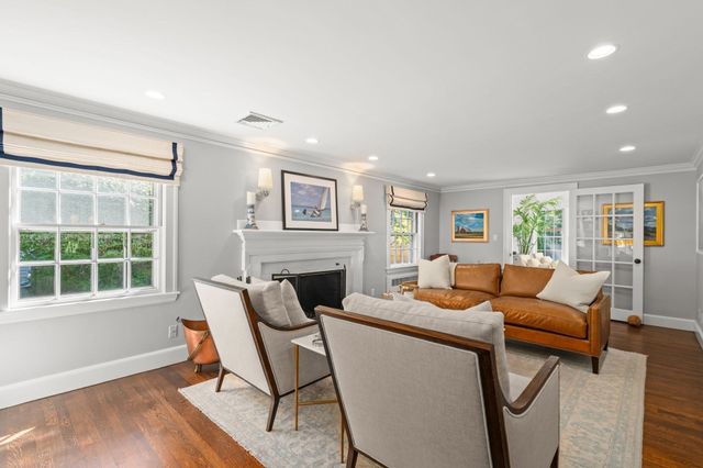 4 Woodlawn Oval, Wellesley, MA 02481