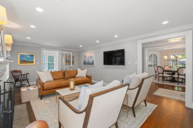 4 Woodlawn Oval, Wellesley, MA 02481