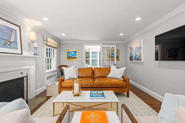 4 Woodlawn Oval, Wellesley, MA 02481