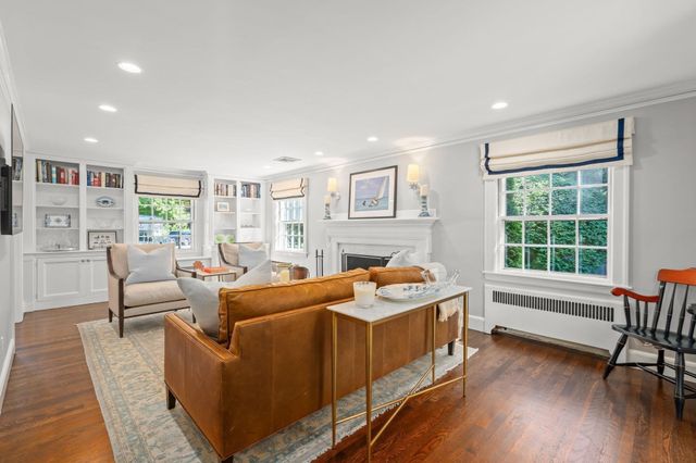 4 Woodlawn Oval, Wellesley, MA 02481