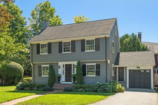 4 Woodlawn Oval, Wellesley, MA 02481