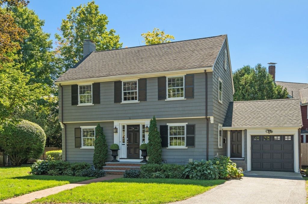 4 Woodlawn Oval, Wellesley, MA 02481